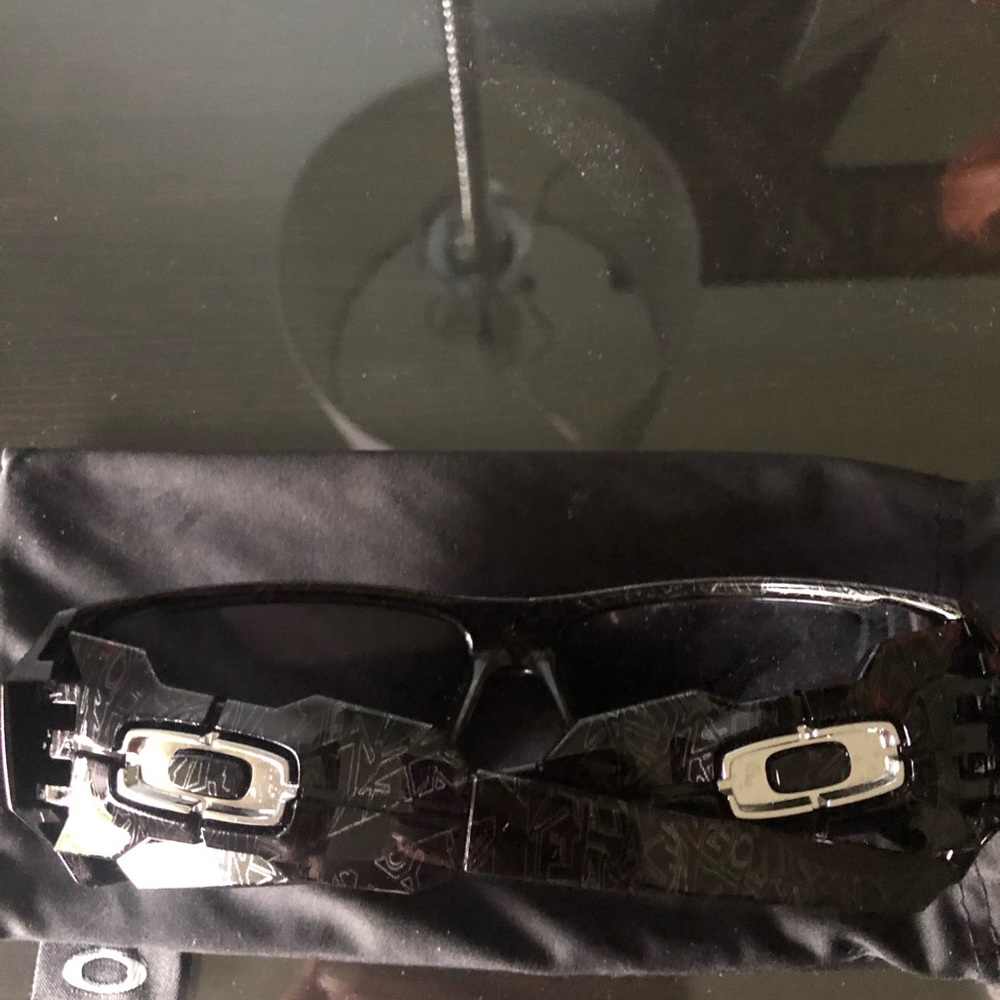 Men’s Oakley sunglasses - Picture 2 of 6